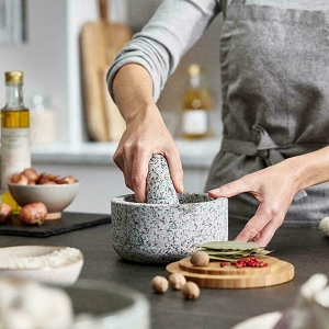 Dash Granite Mortar and Pestle with Bamboo Lid, 15.5 x 13 cm - JOSEPH JOSEPH